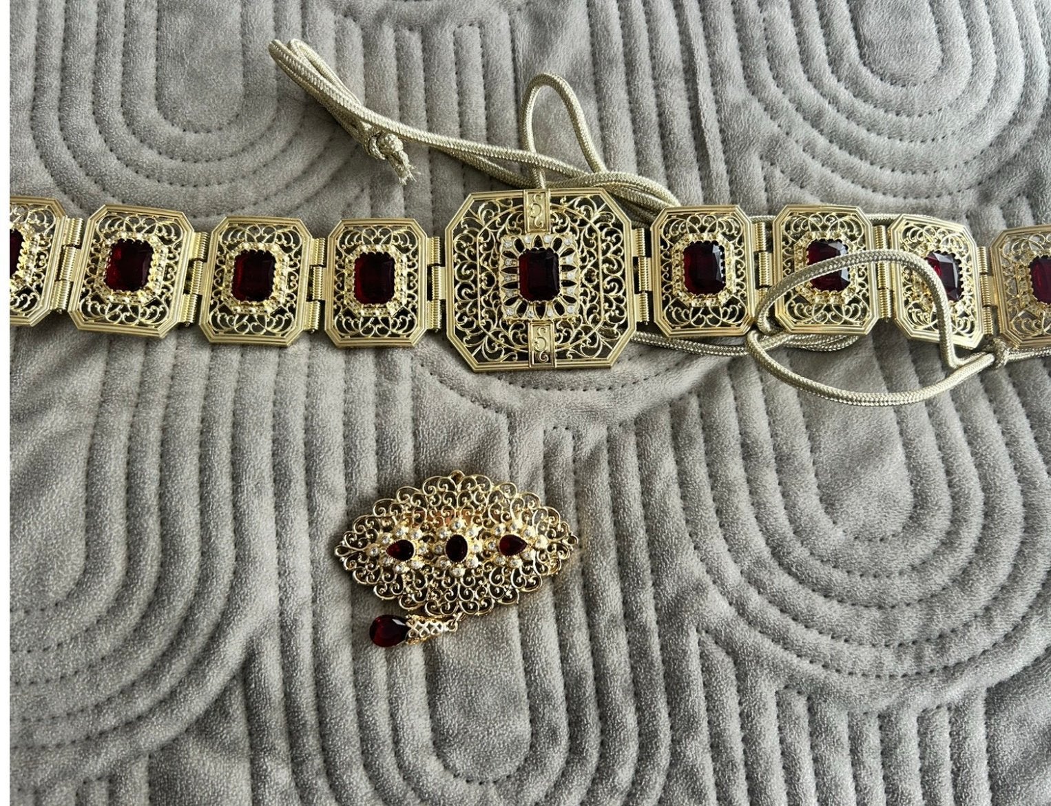Gouden riem met rode steentjes, Kleding | Dames, Riemen en Ceinturen, Ophalen of Verzenden, Nieuw