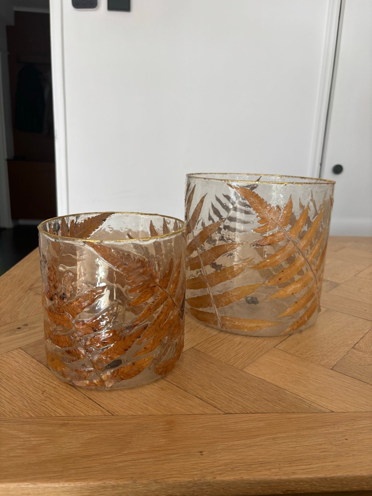 Set van 2 Pomax vazen met varens en gouden rand, Ophalen, Gebruikt, Inclusief decoratie, Glas
