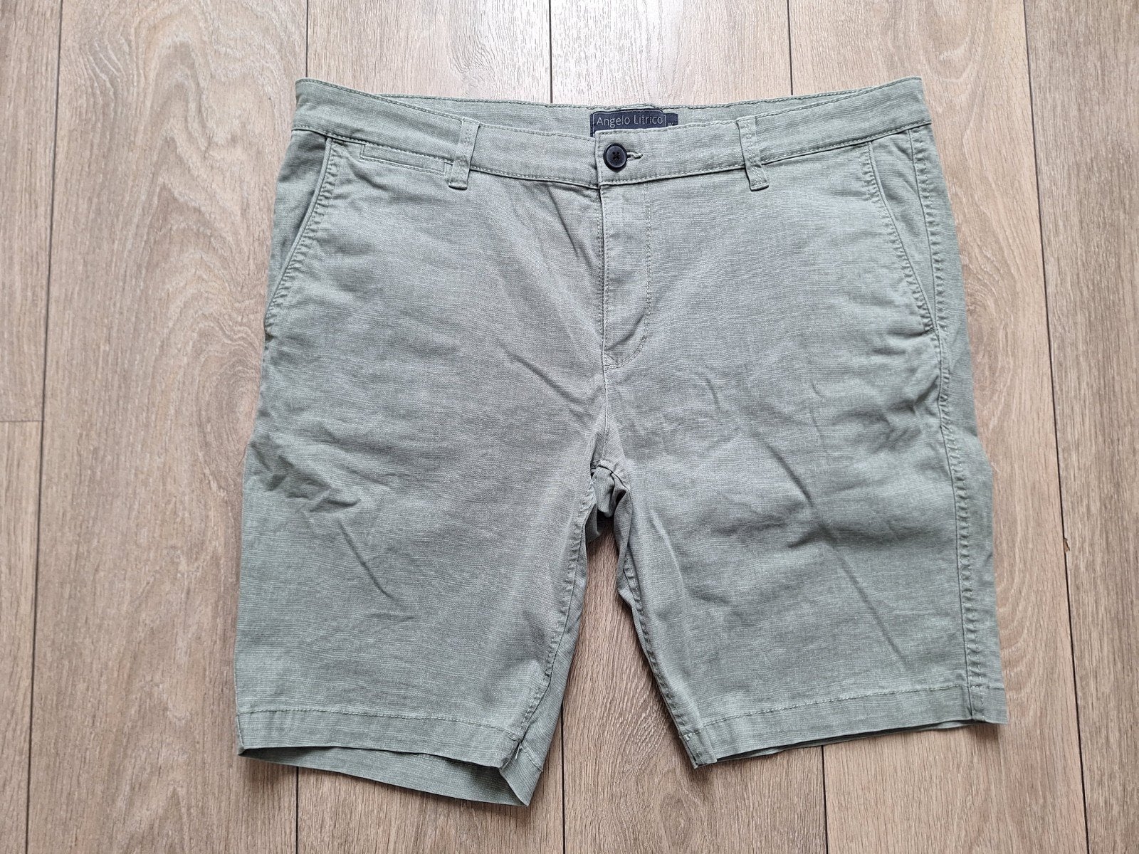 Zacht groene korte broek
- maat 38 (w), Maat 56/58 (XL), Gedragen, Groen, C&A
