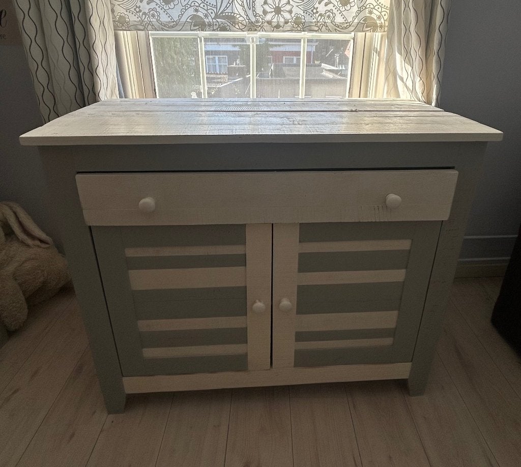 Wit/Grijs Babykamer (Commode & 2-Deurskast) – Massief Hout, Ophalen, Zo goed als nieuw, Jongetje of Meisje