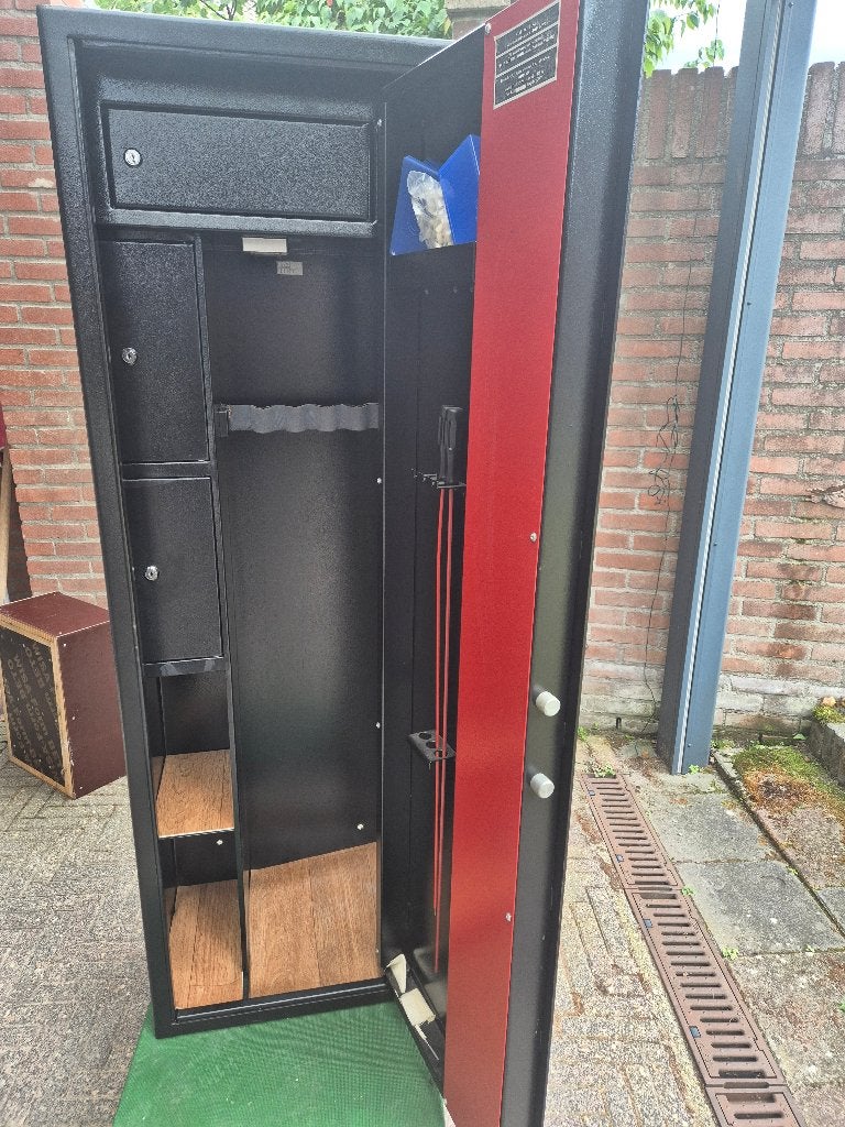 Wapenkluis voor 5 geweren met 3 binnenkluizen., Ophalen, Gebruikt