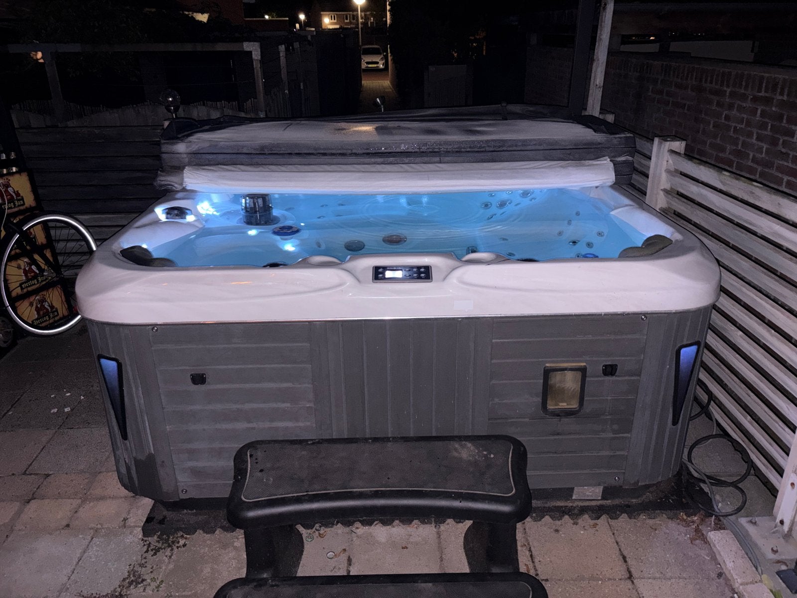 Jacuzzi 2m x 2m - Zo goed als nieuw, Ophalen, Zo goed als nieuw, Afdekzeil, Vast