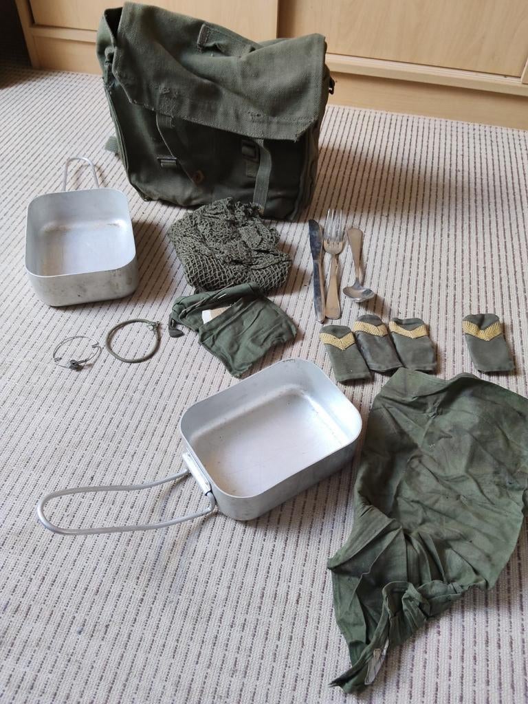 Vintage Plunjebaal met Kookgerei en Insignes, Verzamelen, Ophalen of Verzenden