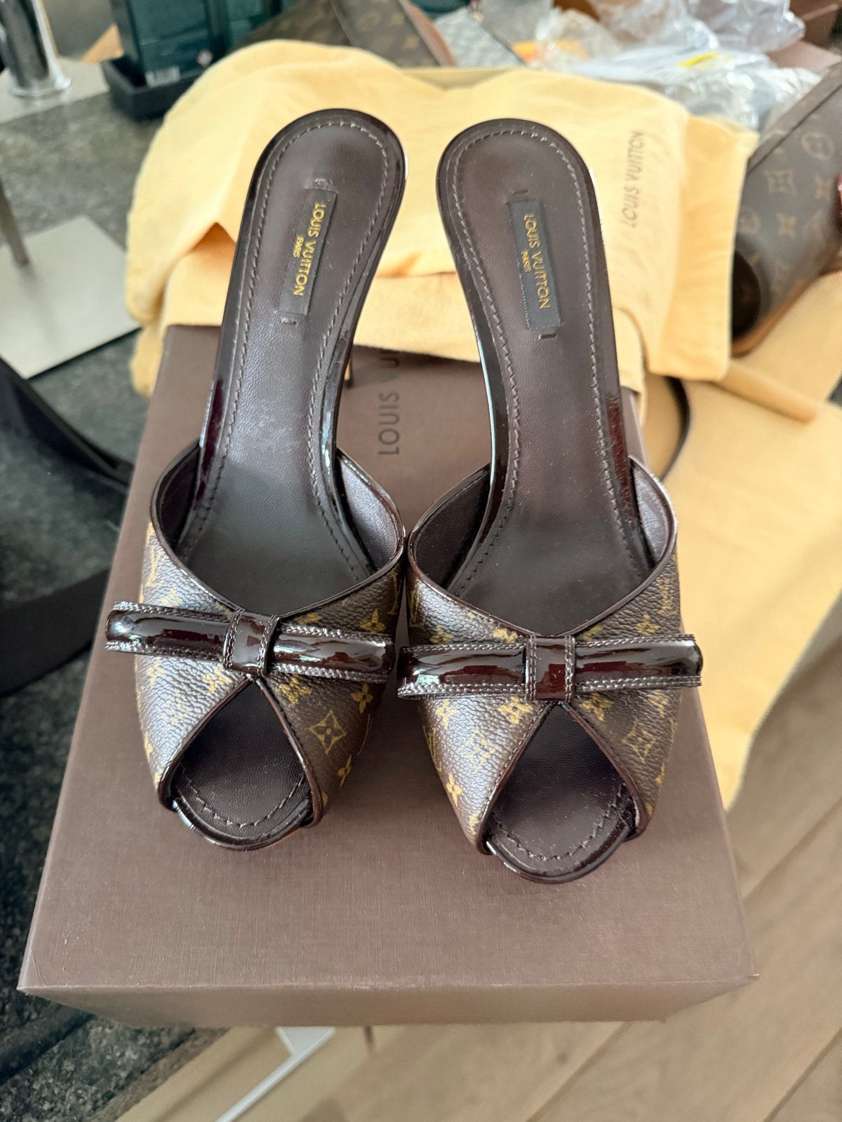 Louis Vuitton Monogram Muiltjes met Strik - Maat 38, Ophalen of Verzenden, Nieuw, Bruin, Sandalen of Muiltjes