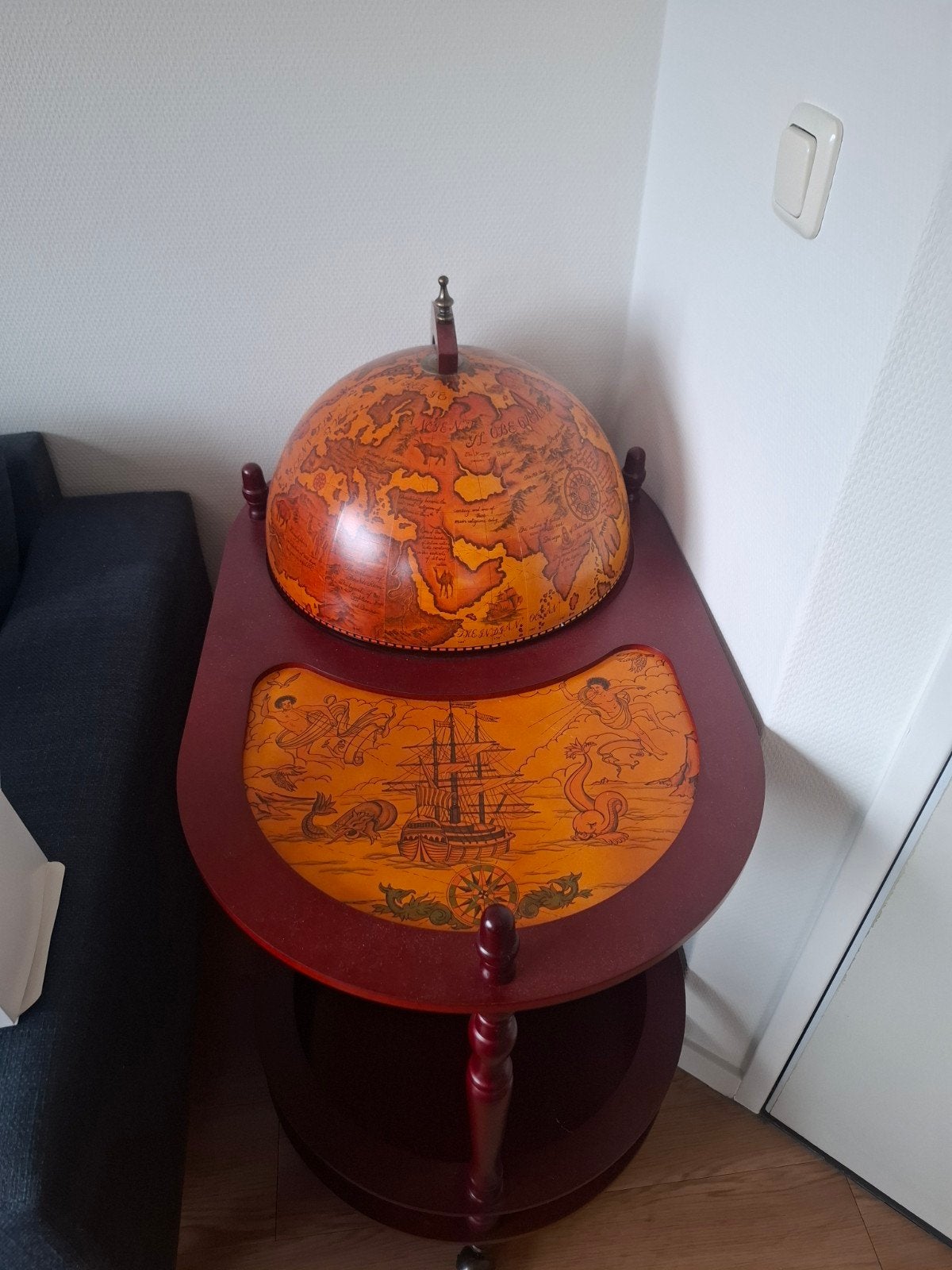 antieke tafel met wereldbol, Ophalen