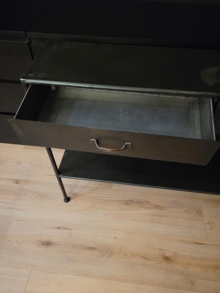 PTMD Industriële Sidetable met Lades - Metaal, Ophalen, 100 tot 150 cm, Metaal, 25 tot 50 cm