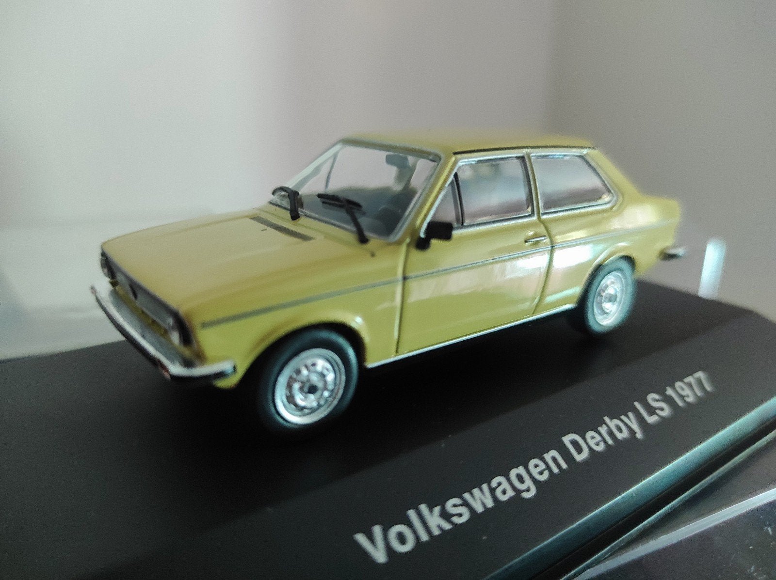 Volkswagen Derby LX 1977 1:43 in vitrinedoosje, Ophalen of Verzenden, Nieuw, Auto, Overige merken