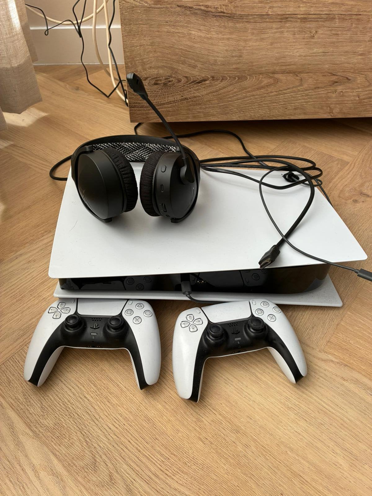 Playstation 5 + 2 controllers + headset + FIFA 26 + UFC5, Ophalen of Verzenden, Zo goed als nieuw