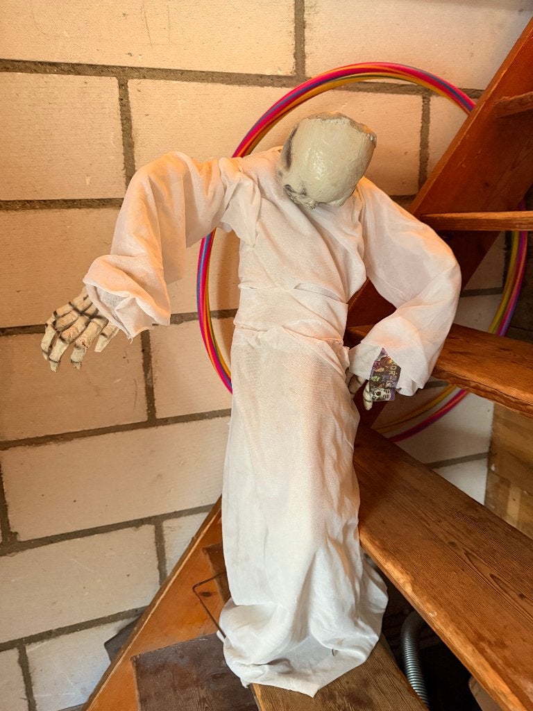 TE KOOP: Halloween Staande Skeletpop Witte Jurk 140cm, Versiering, Halloween of Griezel, Jlfa, Nieuw