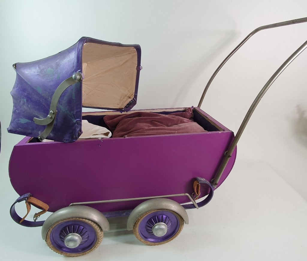Vintage, antieke kinderwagen, poppenwagen, paars. S15