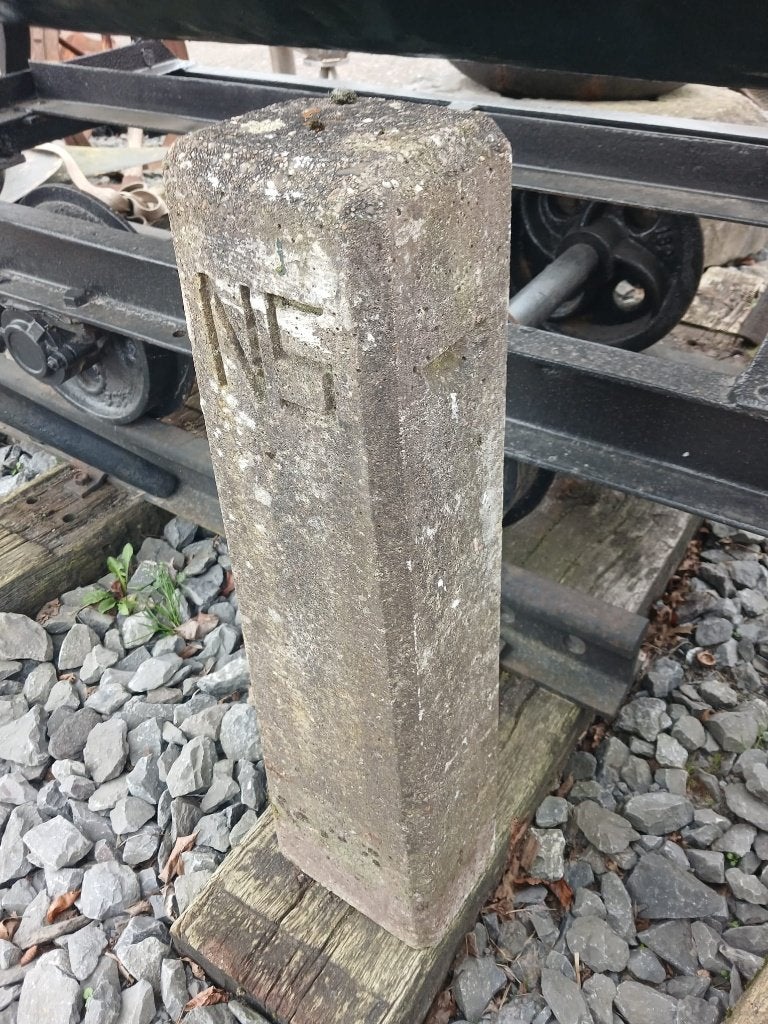 Oude betonnen grenspaal, Antiek en Kunst, Ophalen
