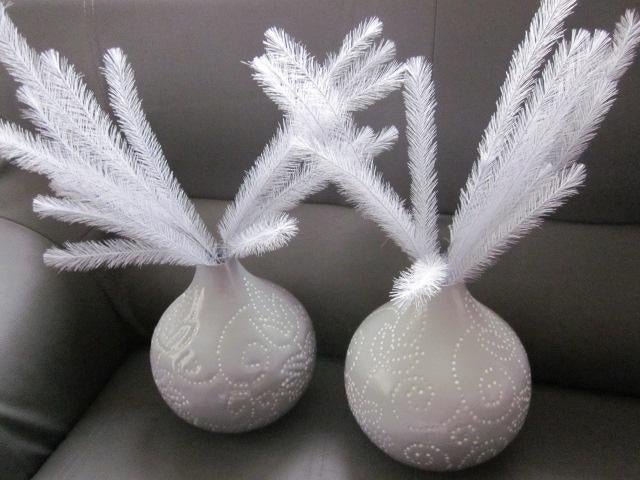 2 grijze ijzeren vazen met lichtgrijze takken/ 23cm hoog, Huis en Inrichting, Woonaccessoires | Vazen, Overige materialen, Overige kleuren