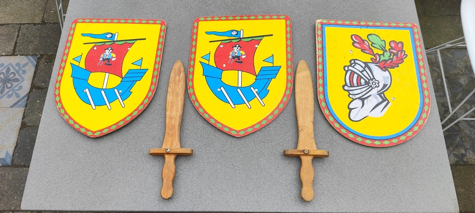 Houten speelschilden met zwaarden, Ophalen, Gebruikt, Jongen of Meisje