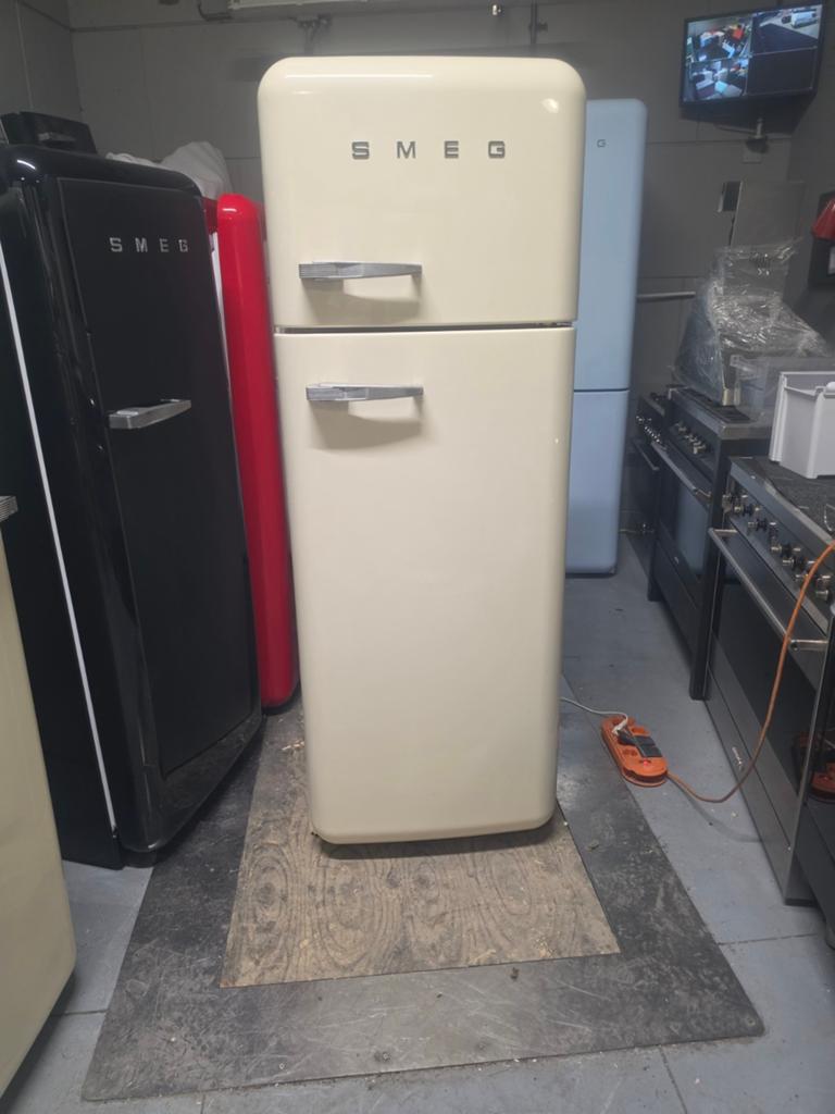 SMEG KOELKAST CRÈME, Witgoed en Apparatuur, 200 liter of meer, Met aparte vriezer, Zo goed als nieuw, Energieklasse A of zuiniger