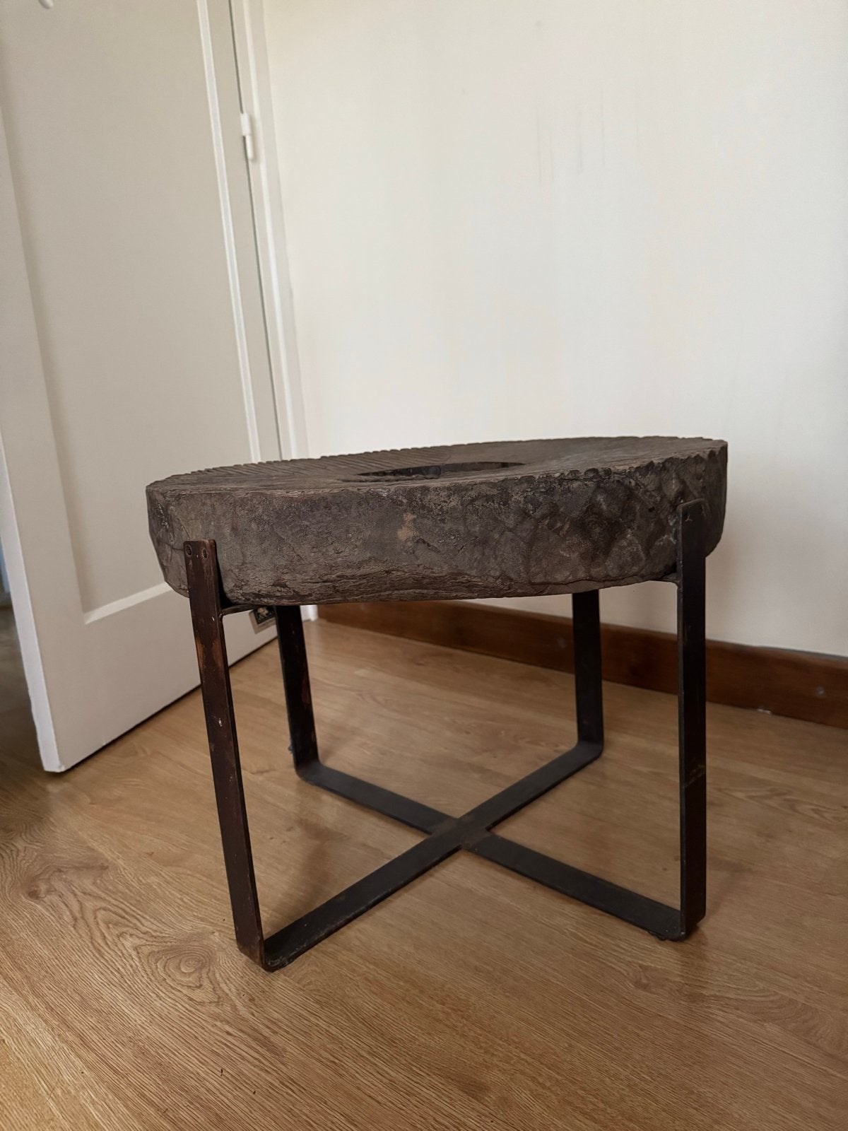 Unieke houten bijzettafel met metalen onderstel, Antiek en Kunst, Ophalen