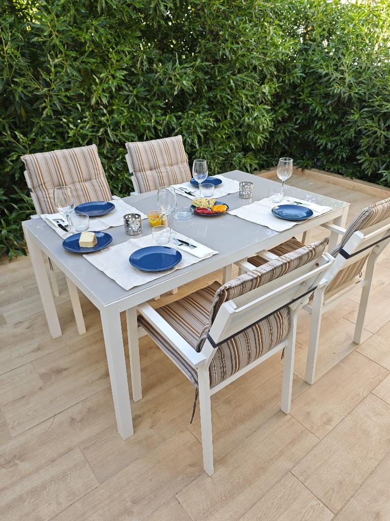 Mooi vakantiehuis in Cala Tarida, dicht bij strand,tuin,pool, 5 personen, Open haard, Dorp, 2 slaapkamers
