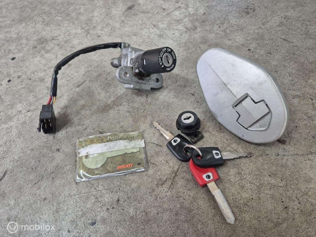 Contactslot tankdop slotenset 3 sleutels codekaart 749 999, Gebruikt, Factorystore.service@ducati.com, Ophalen of Verzenden, Via Antonio Cavalieri Ducati, 74/5, 74/6, 40132 Bologna BO