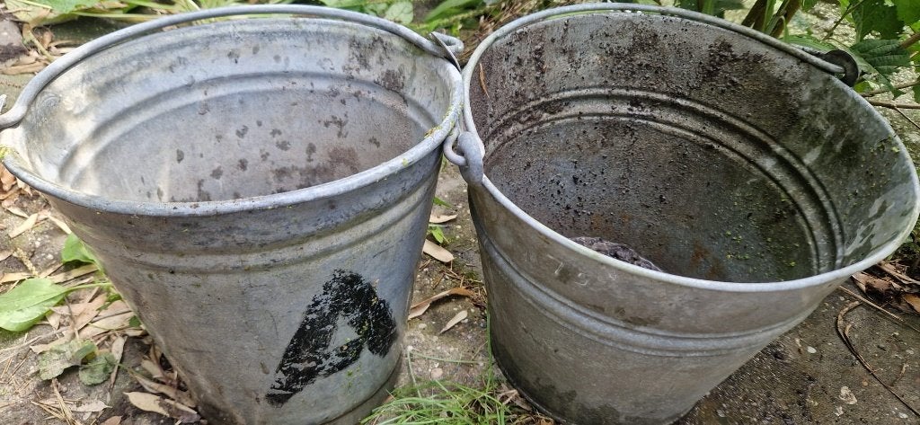 2 oude zinken emmers voor tuindecoratie ( brocante), Ophalen of Verzenden, Gebruikt, IJzer, Met handgreep