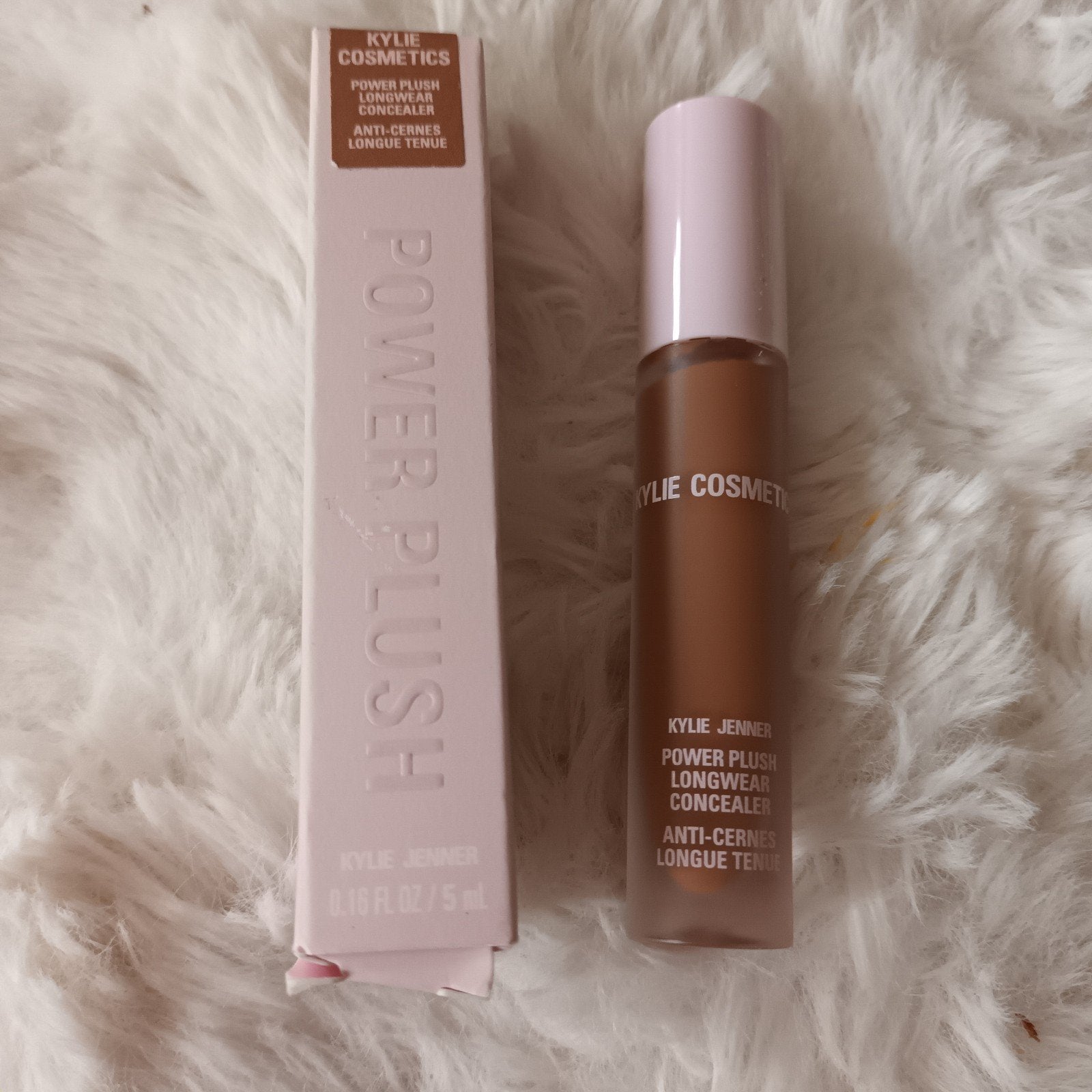 KYLIE JENNER longwear consealer...nieuw, Ophalen of Verzenden, Nieuw, Handen en Nagels