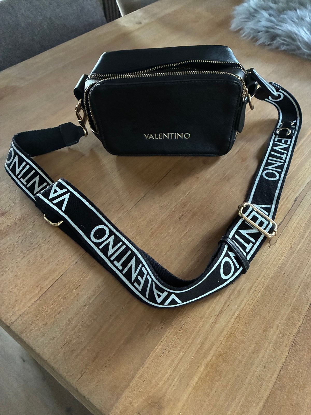 Valentino schoudertasje zwart met logo band, Ophalen of Verzenden, Zo goed als nieuw, Zwart, Schoudertasje