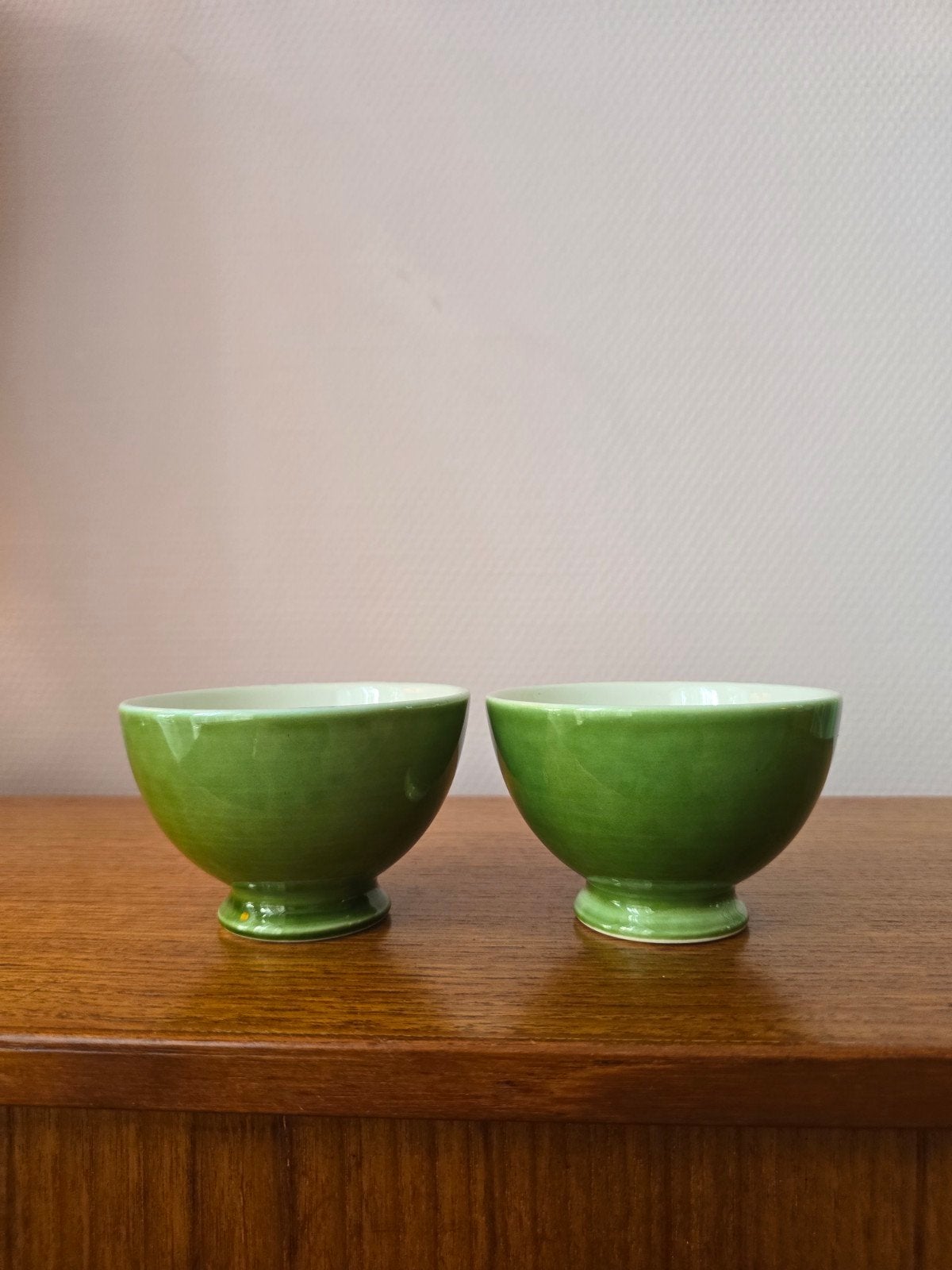 Set van 2 vintage appelgroene bolkommen op voet, Antiek en Kunst, Ophalen of Verzenden