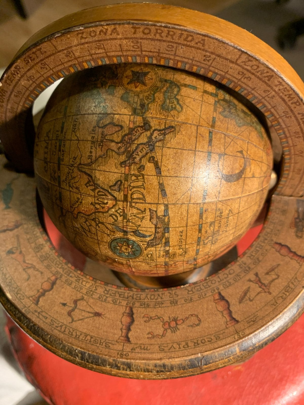 Antieke houten wereldbol met zodiak en tijdschalen, Ophalen, Gebruikt, Draaibaar, Antieke wereldbol