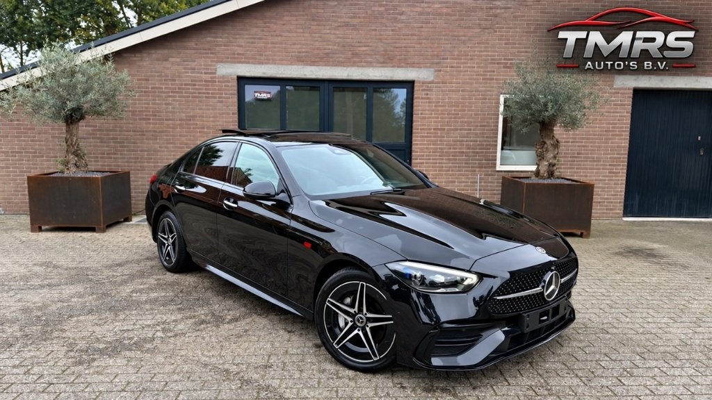 Mercedes-Benz C 300e Limousine AMG PANORAMA LUCHT HUD BTW, Auto diversen, Zwart, Mercedes-Benz, Hybride Elektrisch/Benzine, Sedan