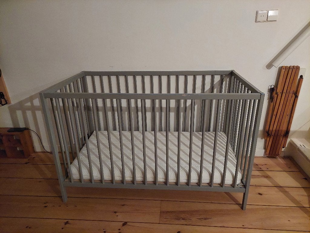 Grijs ledikantje inclusief matras, Ophalen, Gebruikt, Ledikant