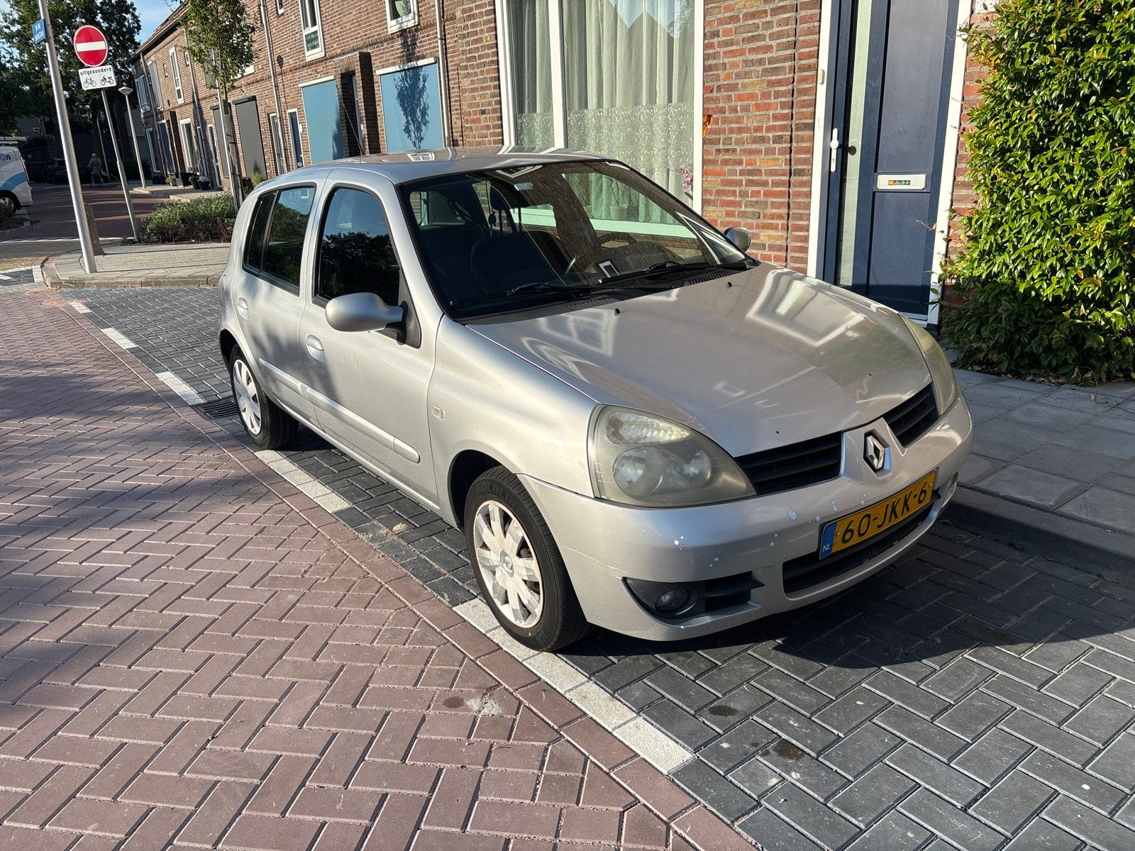 Renault Clio 1.2 16V 5DR 2009 Grijs, Auto's, Voorwielaandrijving, 74 pk, 31 €/maand, 4 cilinders