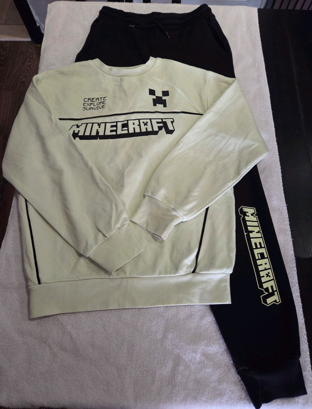 Minecraft Joggingpak Maat 164 - Geel/Groen met Zwarte Broek, Ophalen of Verzenden, Gebruikt, Jongen, Setje