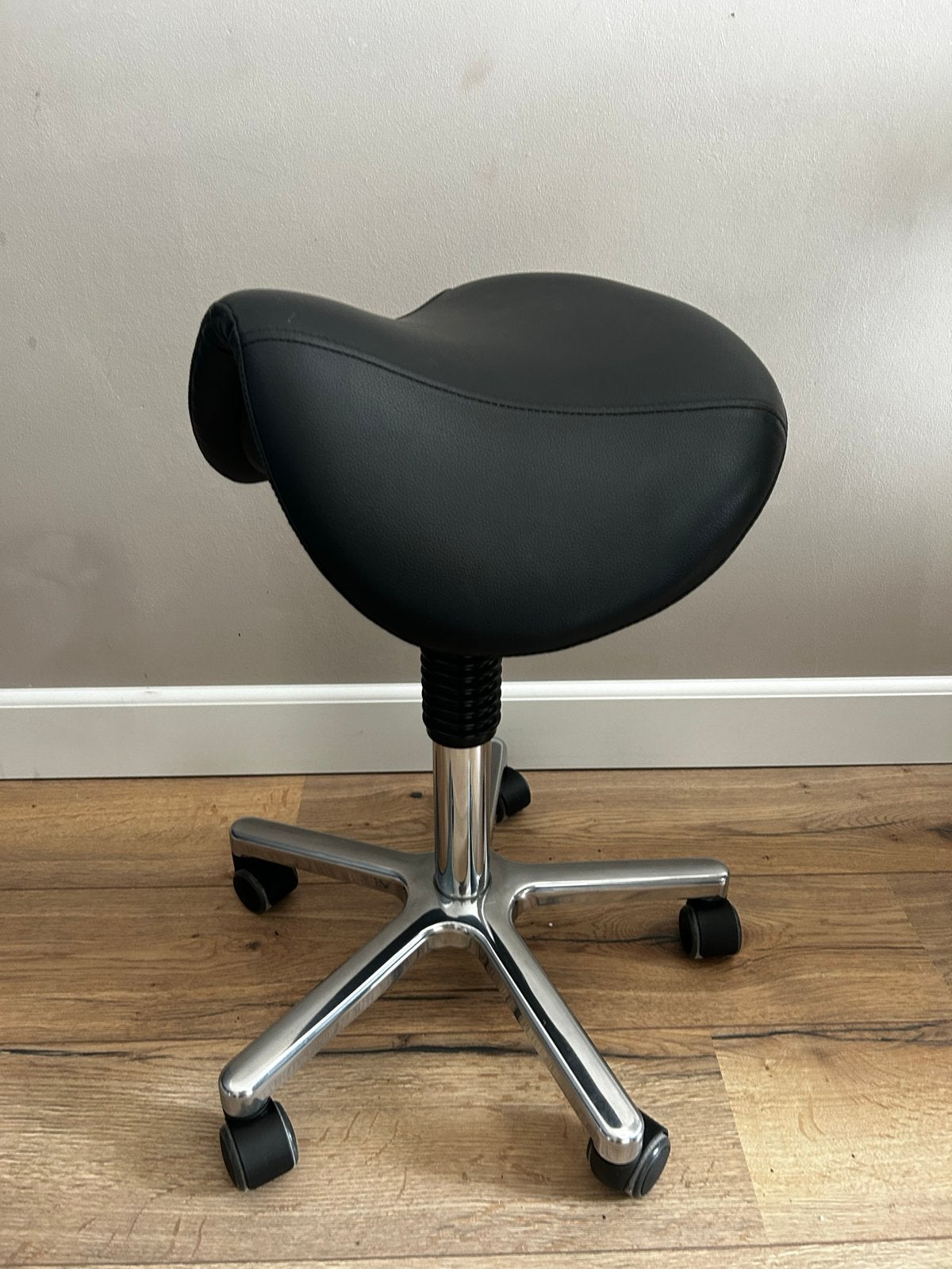 Comfortabele en nette tabouret, in hoogte verstelbaar, Huis en Inrichting, Bureaustoelen, Ophalen, Zwart, Zo goed als nieuw, Bureaukruk