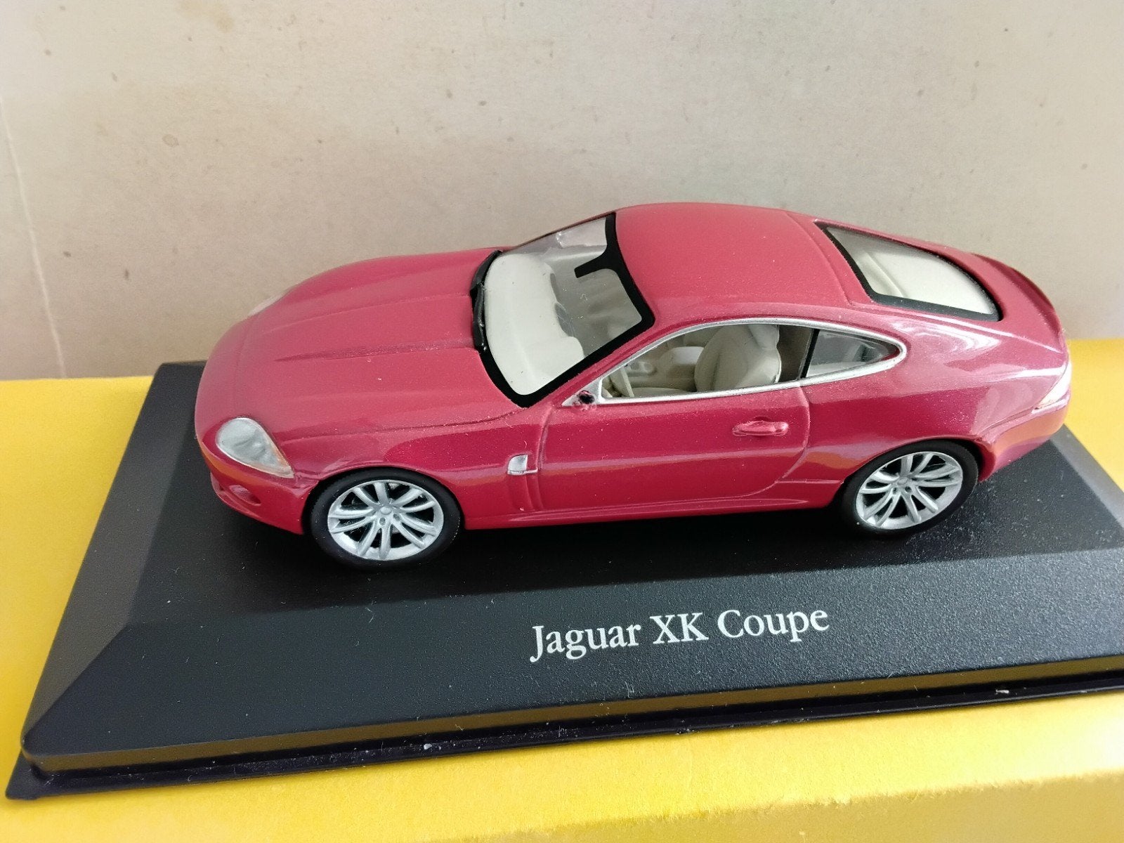 JAGUAR  XK  COUPË    1:43     MET  GRONDPLAAT, Ophalen of Verzenden, Auto, Overige merken