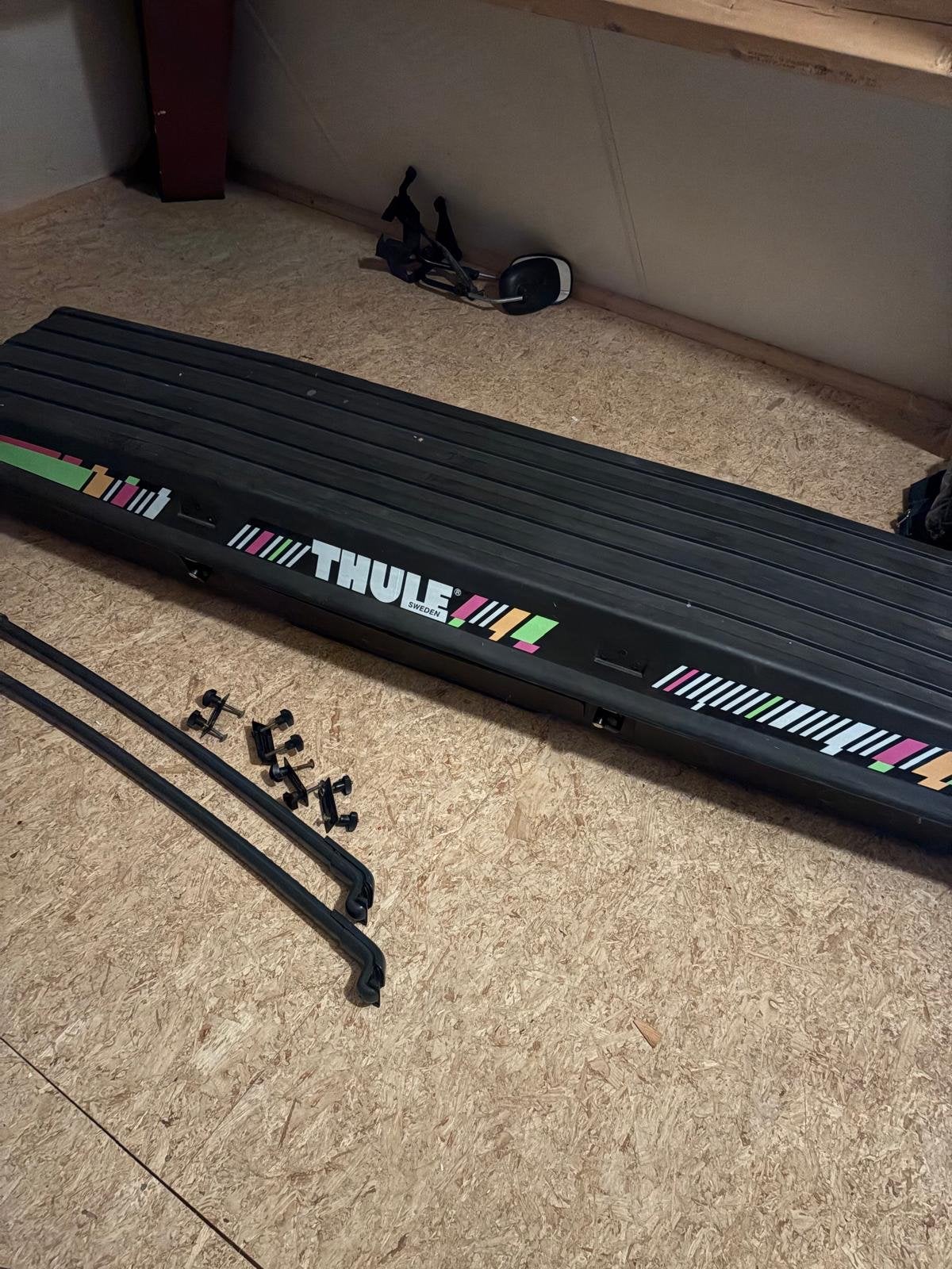 Thule Ski Box met dragers - Retro Design, Auto diversen, Dakkoffers, Gebruikt, Ophalen of Verzenden