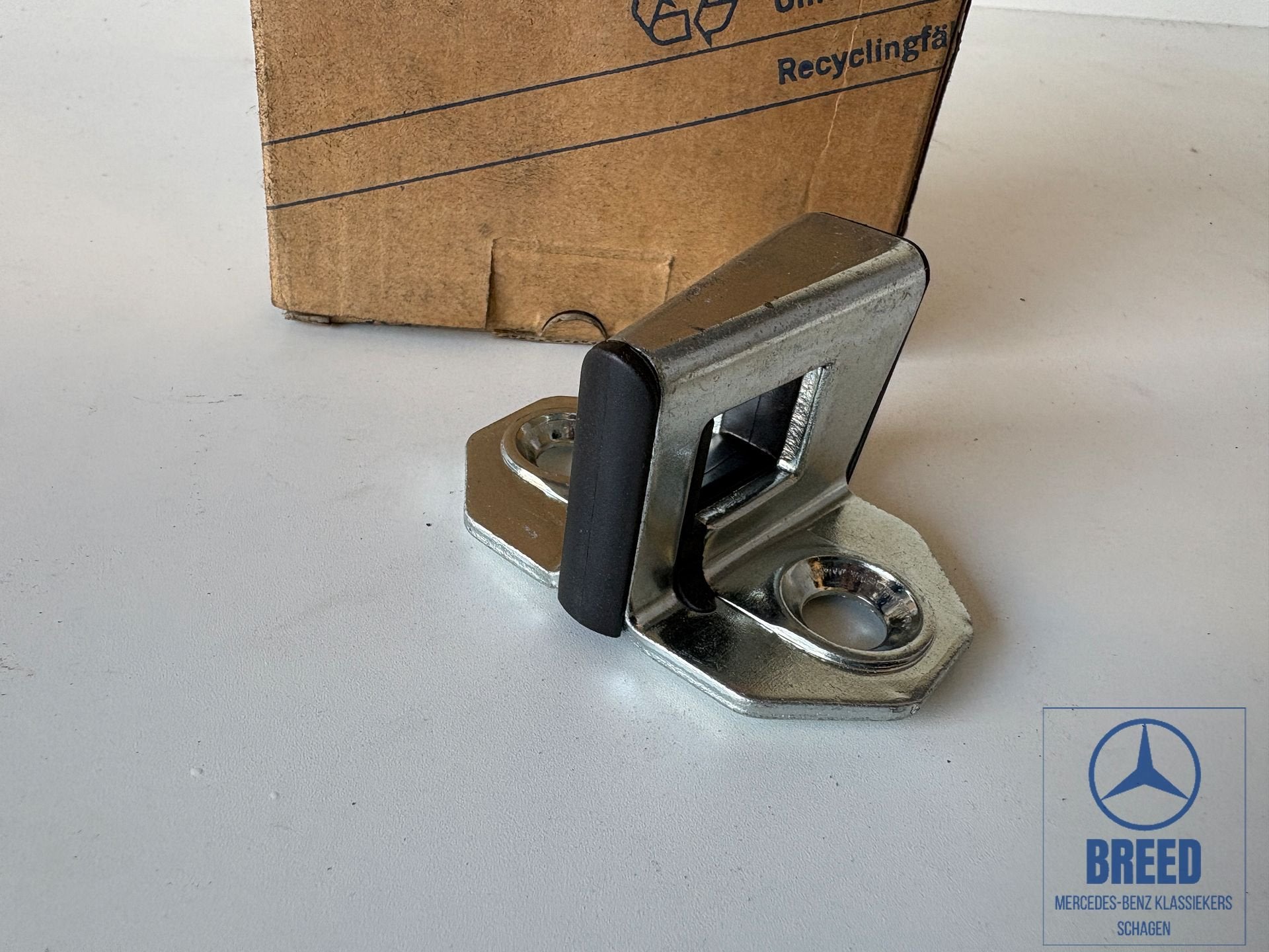 NOS slotvanger voorzijde Mercedes-Benz W124 W140 W163 R170 C, -, Nieuw, Ophalen of Verzenden, -