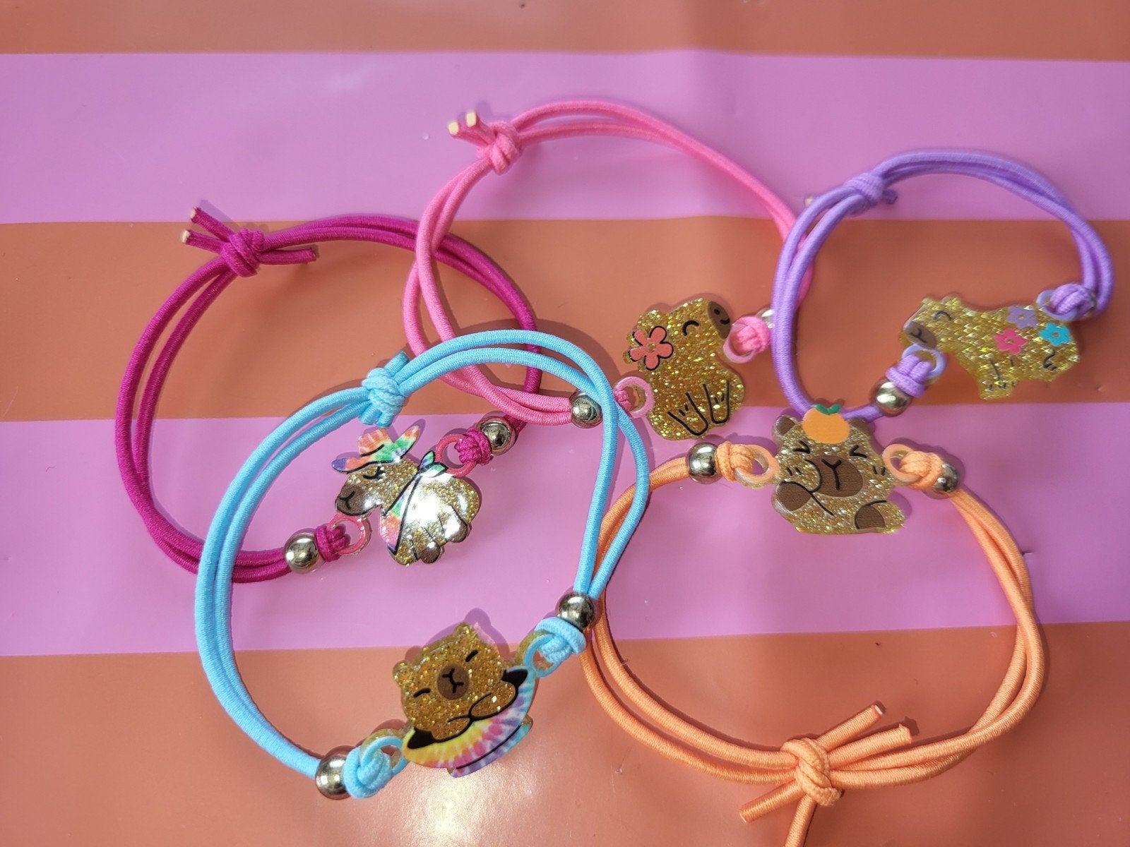 Leuke Kinderarmbandjes met capibara bedels - Set van 5, Sieraden, Tassen en Uiterlijk, Armbanden, Overige kleuren, Nieuw, Ophalen of Verzenden
