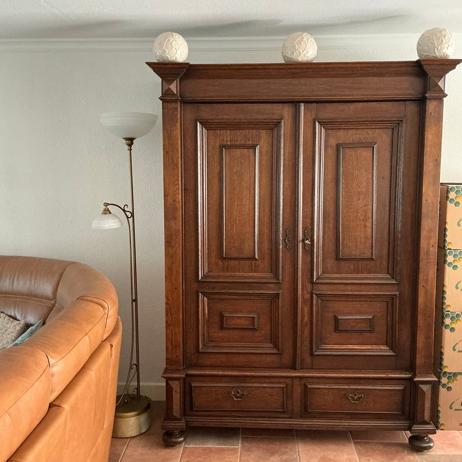 Massieve Eiken Kast met Verlichting, ca. 1900, Antiek en Kunst, Ophalen
