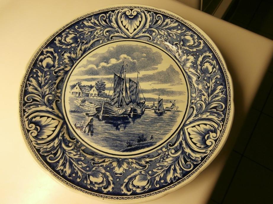 Bord Boch zeilschepen met huisjes in de verte, Ophalen of Verzenden