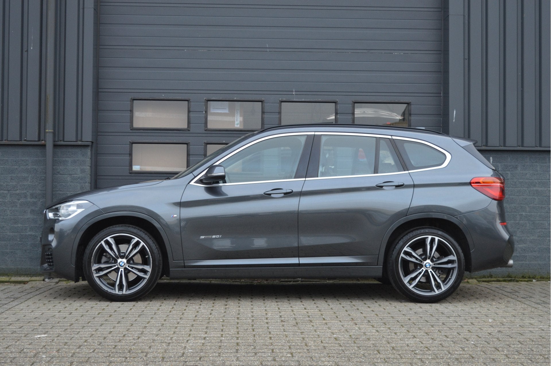 BMW X1 sDrive20i High Executive | M-PAKKET | PANO | ACC | HU, Auto's, Met garantie (alle), Bedrijf, 1455 kg, SUV of Terreinwagen