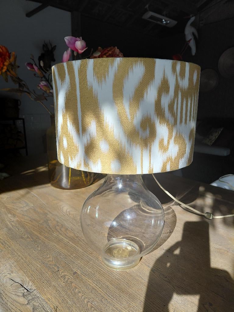 Mooie lamp, glazen voet met okergeel/wit kap, Ophalen of Verzenden, Zo goed als nieuw, Glas, Minder dan 100 cm