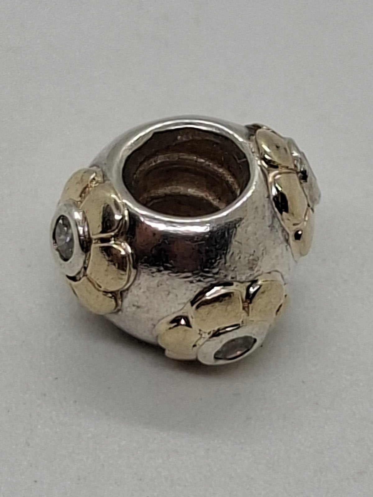 Zilveren Retired Charm met 14K Raised Flower, Sieraden, Tassen en Uiterlijk, Bedels, Gebruikt, Pandora, Ophalen of Verzenden, 1 bedel