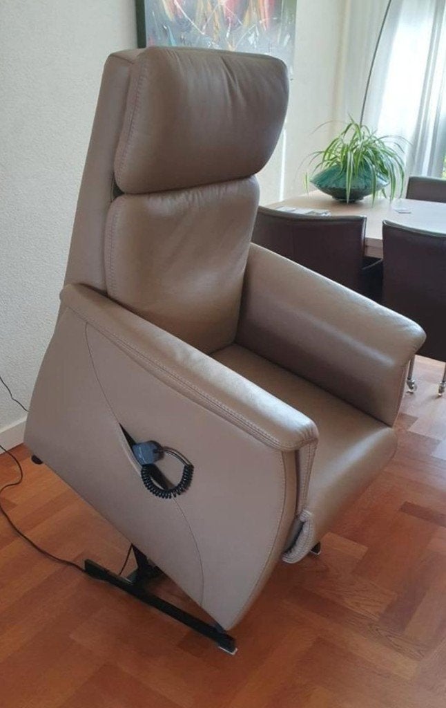 Zo goed als nieuwe leren sta-op relaxfauteuil, Huis en Inrichting, Fauteuils, Minder dan 75 cm, Leer, Zo goed als nieuw, 50 tot 75 cm