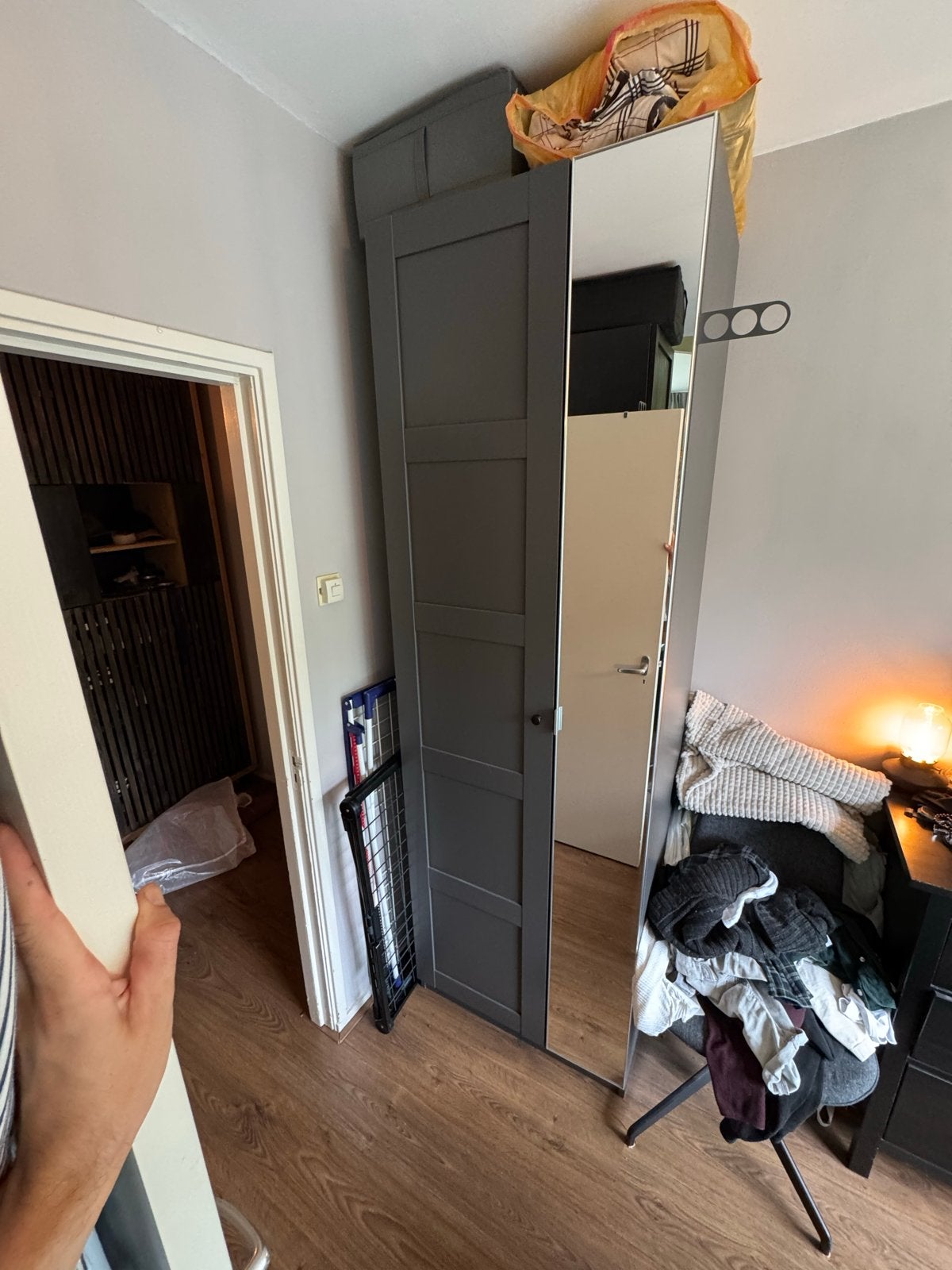 IKEA Pax kast grijs met spiegel, 75cm breed, z.g.a.n., Huis en Inrichting, Kasten | Kledingkasten, Ophalen, 200 cm of meer, 50 tot 100 cm