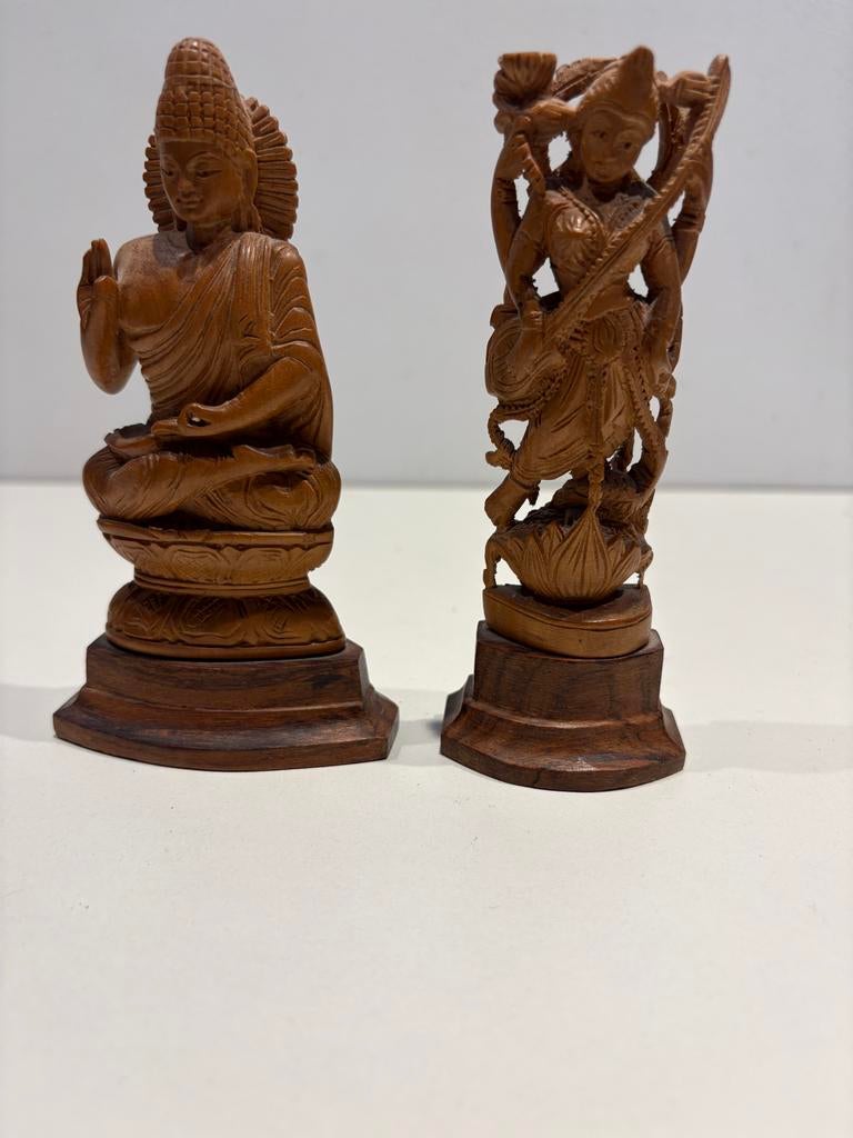 Boeddha en Saraswati Beelden op Houten Sokkels, Huis en Inrichting, Woonaccessoires | Boeddhabeelden, Ophalen of Verzenden, Gebruikt