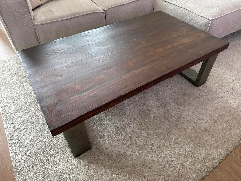 Massief houten salontafel met metalen poten (140x80x40cm), Huis en Inrichting, Tafels | Salontafels, Ophalen, Gebruikt, 100 tot 150 cm