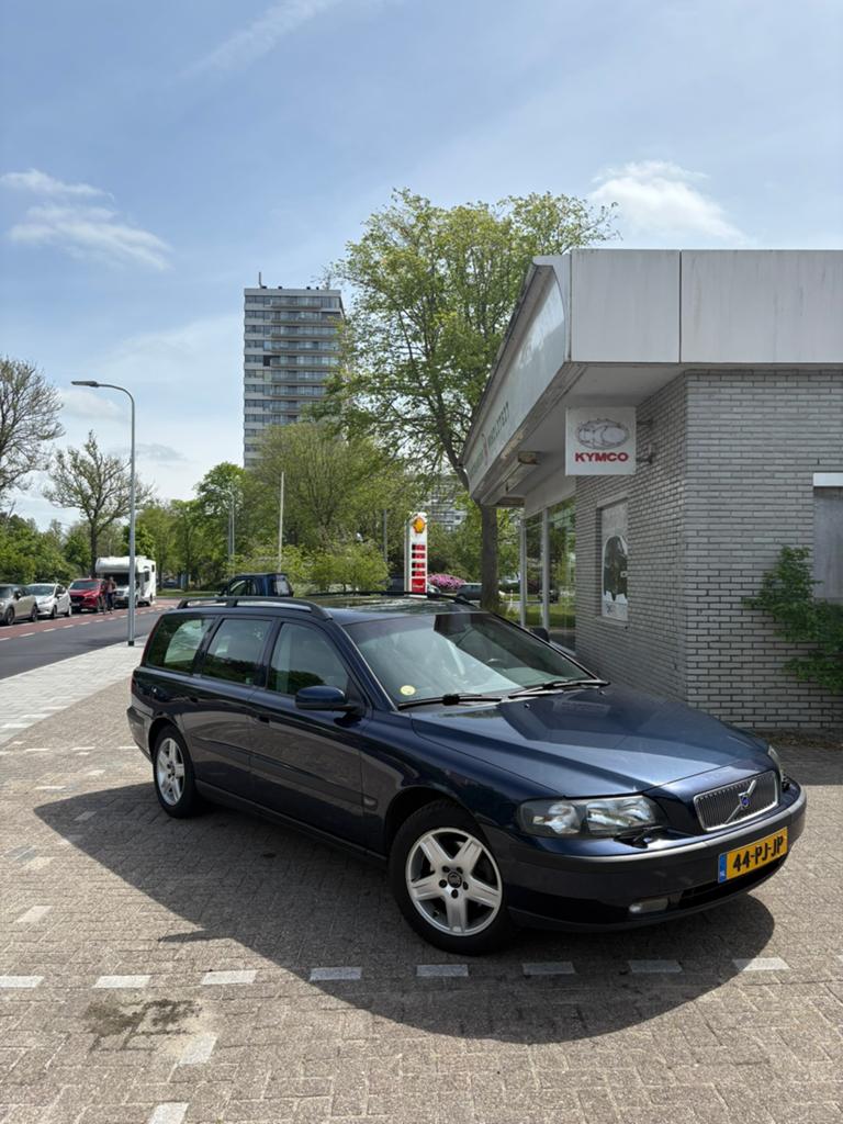 Volvo V70 2.4 170PK AUT 2004 Blauw, Auto's, 1556 kg, Stoelverwarming, 1800 kg, Blauw