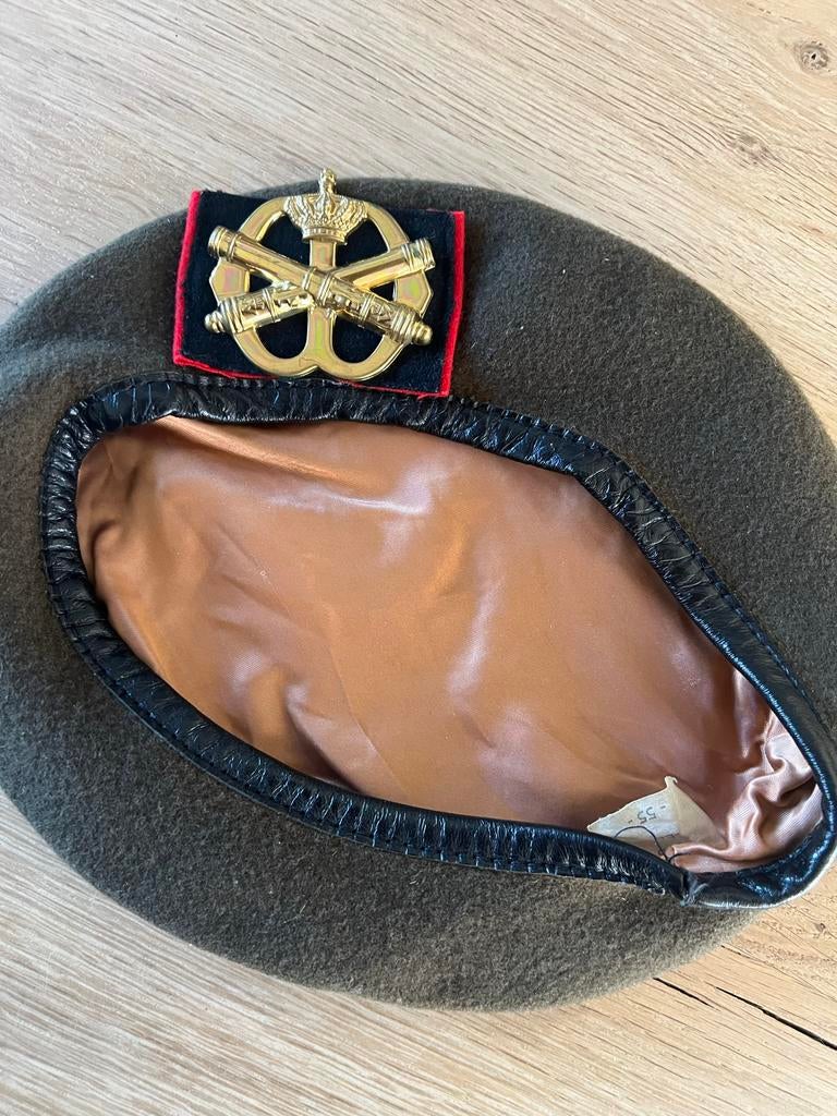 Militaire baret Landmacht met embleem (1981), Ophalen of Verzenden, Landmacht, Nederland, Helm of Baret