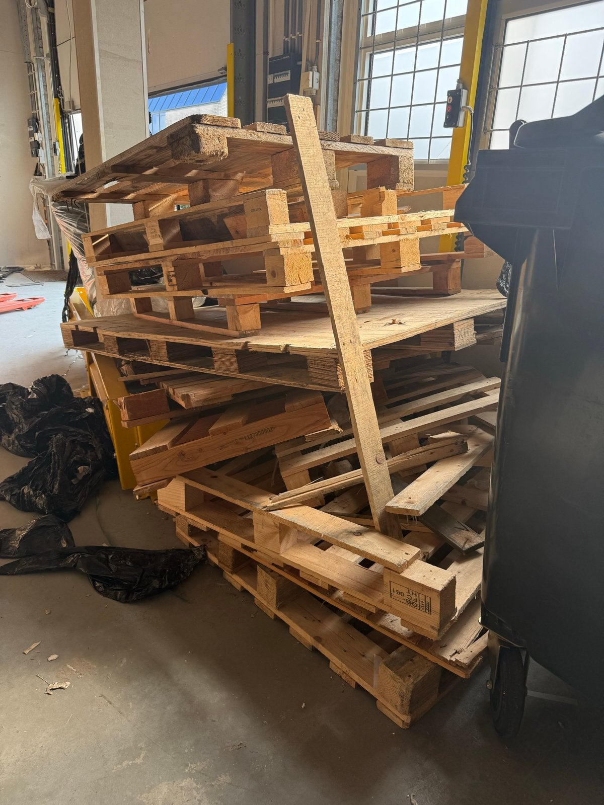 Kapotte pallets - ideaal stookhout voor hottub/vuurkorf, Tuin en Terras, Haardhout, 3 tot 6 m³, Ophalen, Overige houtsoorten, Blokken