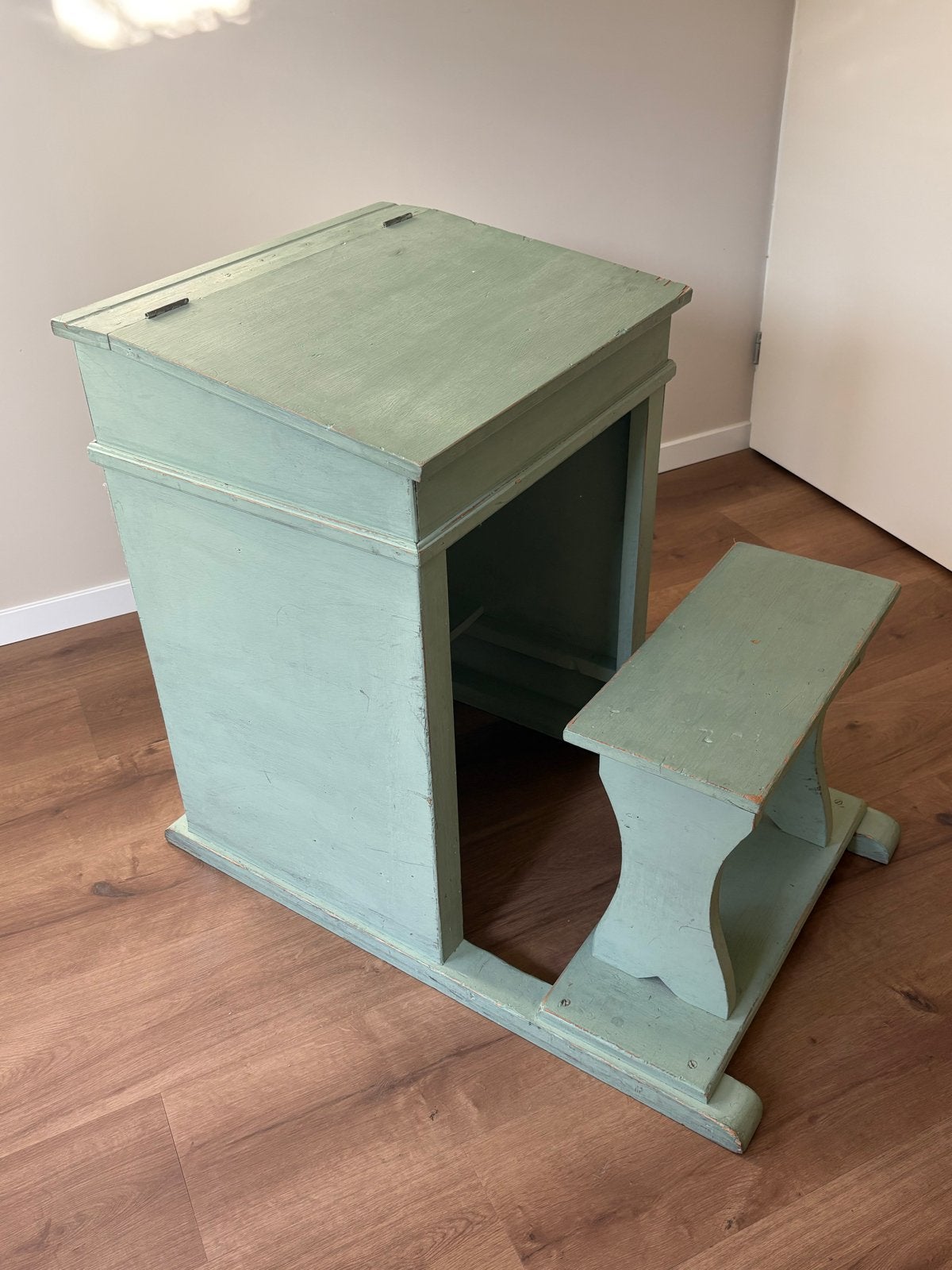 Oude vintage schoolbank met zitje–houten schooltafel–groen, Ophalen