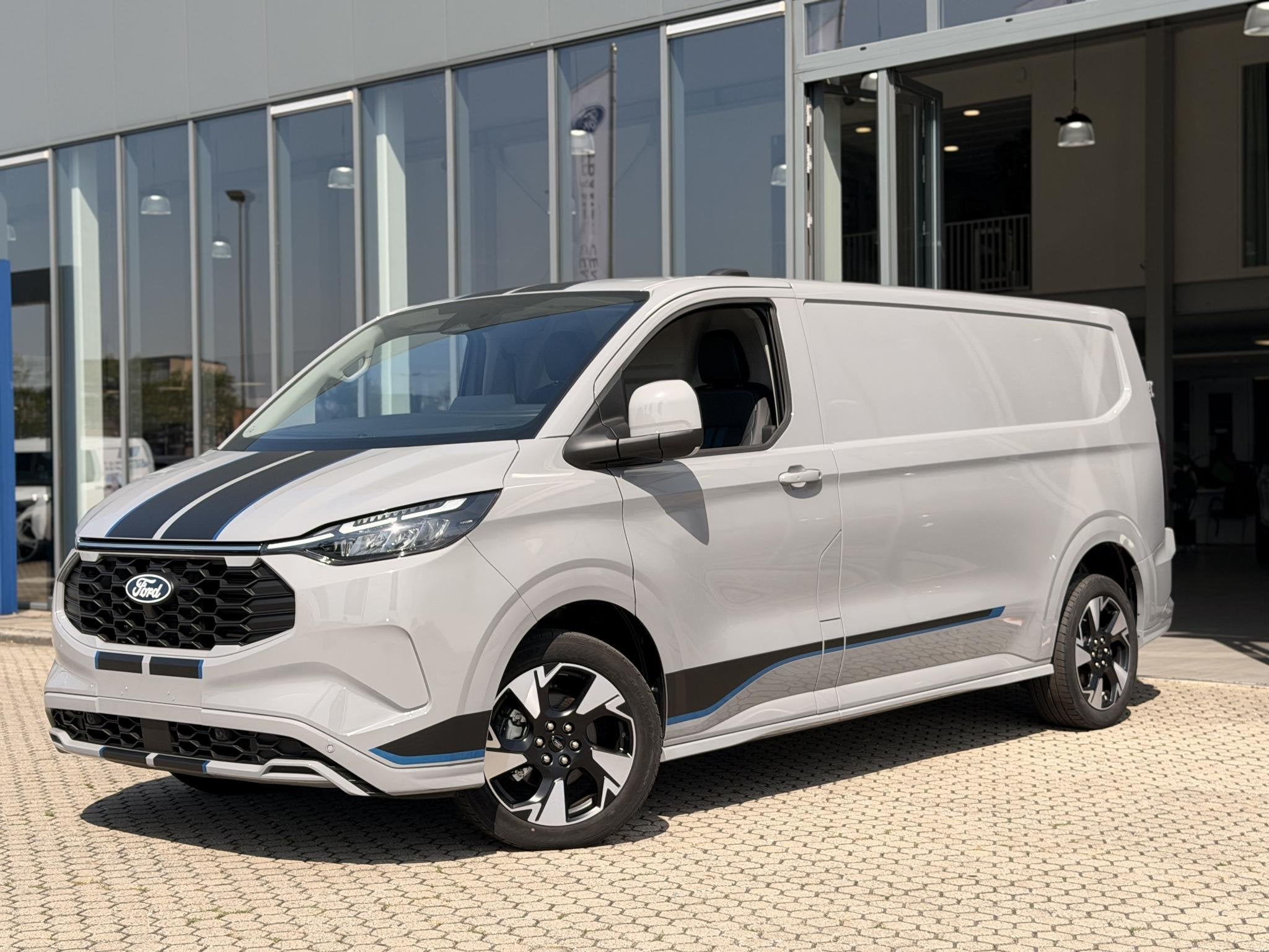 Ford Transit Custom 320 2.5 PHEV L2H1 Sport SHOWROOM VOORDEE, Auto's, 4 cilinders, Plug-in hybride, Bedrijf, Nieuw