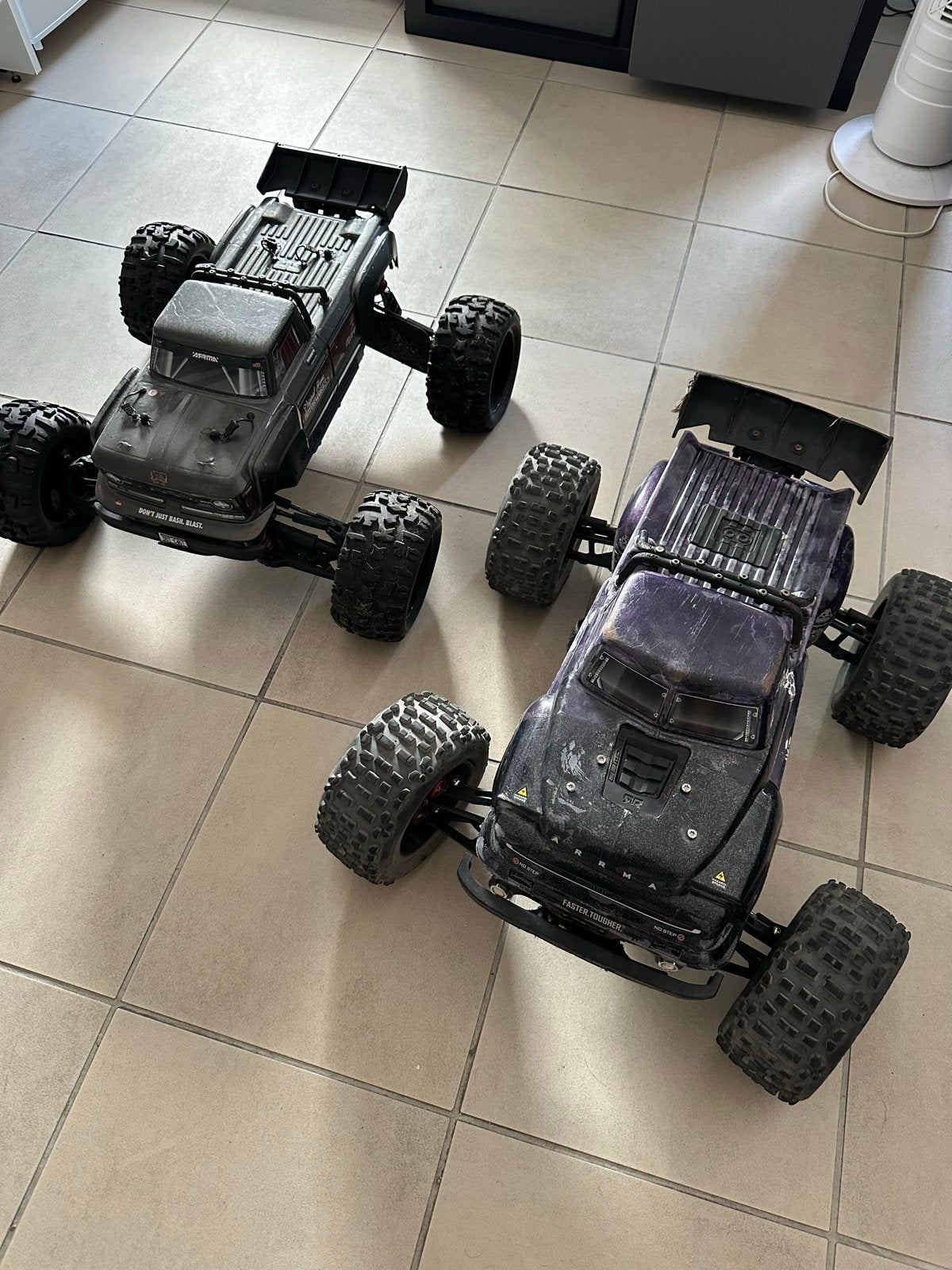 RC Auto's Arrma Notorius 6S en Arrma Outcast 4S, Hobby en Vrije tijd, Modelbouw | Radiografisch | Auto's, Gebruikt, Auto offroad